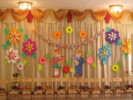 Díszítése a folyosón a bál az óvodában, a kezek, a fotó (hall) Díszítése a folyosón a bál az óvodában, saját kezűleg, fotók