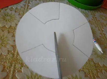 Gyermekek rátét a színes papír a kezével kiválasztási mikron