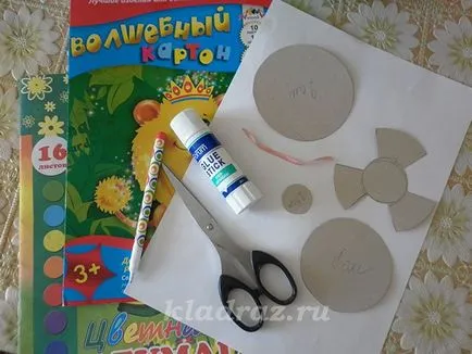 Gyermekek rátét a színes papír a kezével kiválasztási mikron
