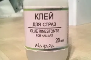 Hogyan és mit kell ragasztani strassz köröm, ragasztó kiválasztása és design tippek