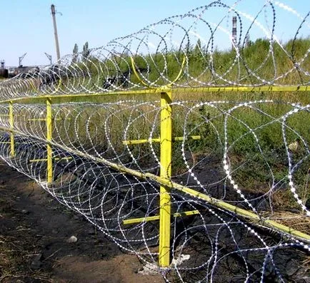 Beállítás és telepítési szögesdrót a kerítésen (montázs) Felállítása és szerelése a szögesdrót a kerítés