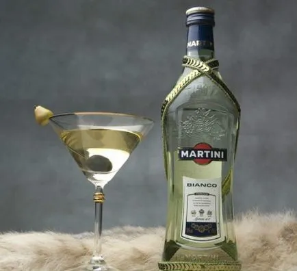Hogyan és mit iszik Martini Bianco koktélok, snack (néhány gyümölcslé ital martini bianco) Hogyan és mit iszik Martini Bianco koktélok, snack