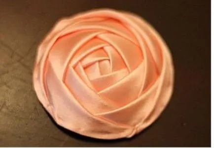 Mivel a szalag szatén, hogy egy rózsa (rose) Mivel a szalag szatén, hogy egy rózsa