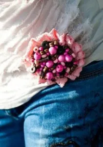 Hogyan vegyek brossok - melyik oldalon, hogy rögzítse a bross egy kabát, ing, vagy kabát, yuvelirum (brossok) Hogyan vegyek brossok - melyik oldalon, hogy rögzítse a bross egy kabát, ing, vagy kabát, yuvelirum