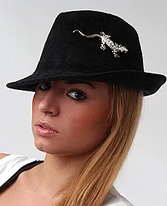 Hogyan vegyek brossok - melyik oldalon, hogy rögzítse a bross egy kabát, ing, vagy kabát, yuvelirum (kopás) Hogyan vegyek brossok - melyik oldalon, hogy rögzítse a bross egy kabát, ing, vagy kabát, yuvelirum