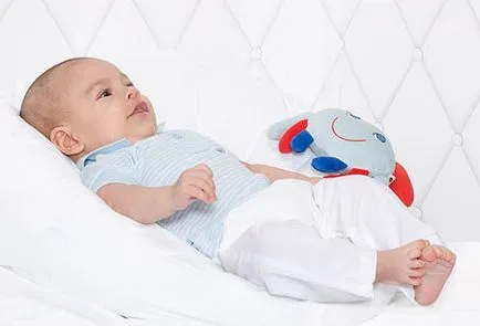 Hogyan kell viselni egy újszülött otthon a nyári és téli