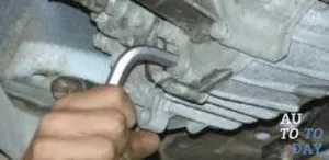 Hogyan változtassuk meg az olajat az osztómű chevrolet niva (doboz) Hogyan változtassuk meg az olajat az osztómű chevrolet niva