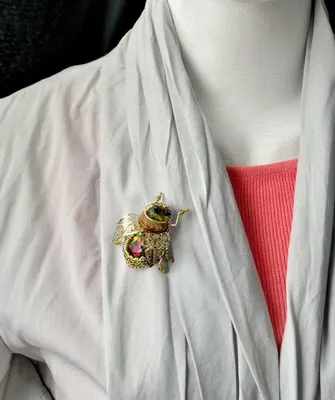 Hogyan kell viselni egy brosst a ruháján, dzseki, kabát és fotó kombinációk brossok ruházat Hogyan kell viselni egy brosst a ruháján, dzseki, kabát és fotó kombinációk brossok ruházat