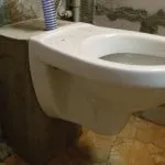 Telepítése vécécsésze kezével egy magánházban