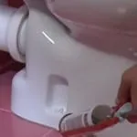 Telepítése vécécsésze kezével egy magánházban