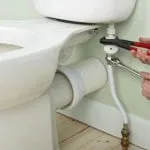 Telepítése vécécsésze kezével egy magánházban