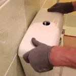 Telepítése vécécsésze kezével egy magánházban