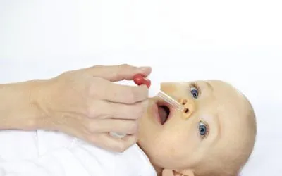 Hogyan mossa a baba orra otthon a gyerekek megoldást és eszközöket, és milyen gyakran (oldat) Hogyan mossa a baba orra otthon a gyerekek megoldást és eszközöket, és milyen gyakran