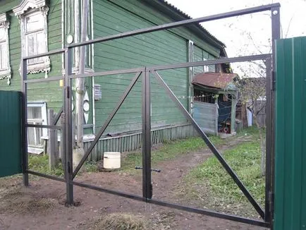Hogyan lehet, és tegye fel egy kerítés hullámkarton az ország saját kezűleg a szélessége a trapézlemez, Hogyan lehet, és tegye fel egy kerítés hullámkarton az ország saját kezűleg a szélessége a trapézlemez,