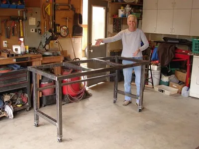 Workbench a garázsban féle tervek, hogyan kell csinálni kovácsolás fém asztalon is,