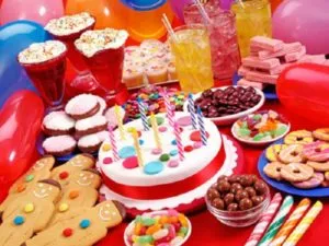 Hogyan lehet díszíteni egy táblázat egy gyermek születésnapját
