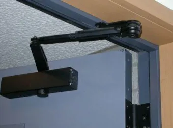 Hogyan kell telepíteni ajtócsukó