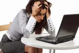 Hogyan kell behelyezni a memóriakártyát egy laptop