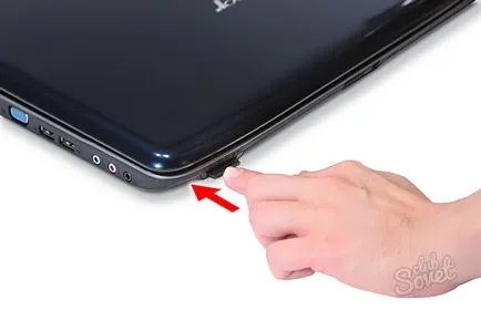 Hogyan kell behelyezni a memóriakártyát egy laptop