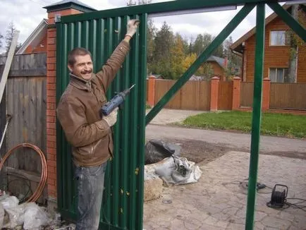 A személybejáró hullámos, hogyan lehet egy kapu egy kerítés a kezüket a sarokból, trapézlemez szélessége