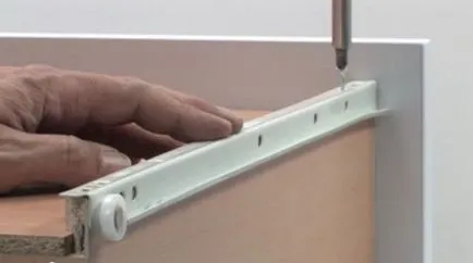 A fiókok görgős vezetők csinálnak a kezüket (görgős mechanizmus) A fiókok görgős vezetők nem a saját kezében