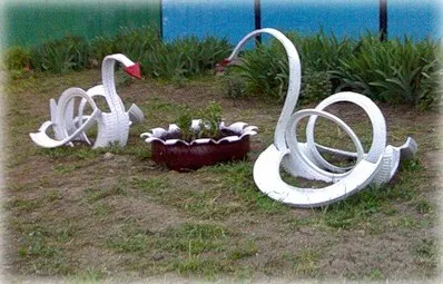 Swans a gumiabroncs kezeddel fotó (kéz) Swans a gumiabroncs kezeddel fotó
