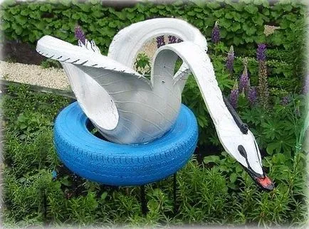 Swans a gumiabroncs kezeddel fotó (kéz) Swans a gumiabroncs kezeddel fotó