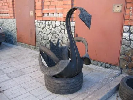 Swan a gumiabroncs a kezével