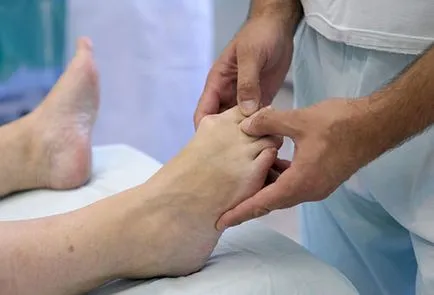 A köröm a lábán fekete lett, amely segít, hogy megszüntesse a hiba (láb) A köröm a lábán fekete lett, amely segít, hogy megszüntesse a hiba