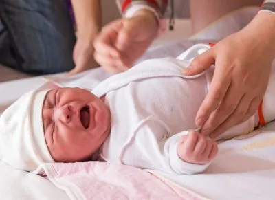 Újszülött gyakori csuklás, miért, mit kell tenni, hogyan lehet segíteni a gyermek megbirkózzon csuklás (hiccoughs) Újszülött gyakori csuklás, miért, mit kell tenni, hogyan lehet segíteni a gyermek megbirkózzon csuklás