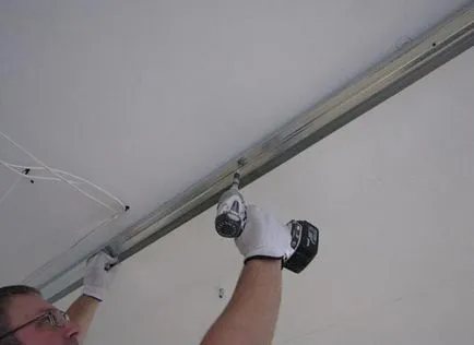Befejező burkolólemezeknek PVC burkolat kezüket műanyag technológia (videó) (a) Befejező burkolólemezeknek PVC burkolat kezüket műanyag technológia (videó)