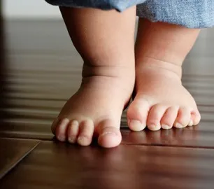 Az első szilárd ételek egy gyermek tippeket havonta