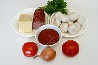 Pizza gombával és kolbásszal - egy recept egy fotó