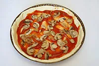 Pizza gombával és kolbásszal - egy recept egy fotó