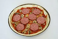 Pizza gombával és kolbásszal - egy recept egy fotó