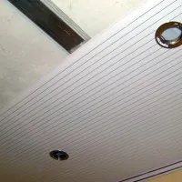 Műanyag mennyezeti a fürdőszobában a kezüket