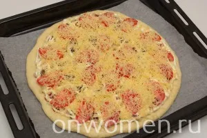 Pizza kolbásszal, gombával, sajttal és paradicsommal recept lépésről lépésre fotók