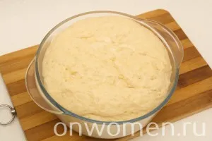Pizza kolbásszal, gombával, sajttal és paradicsommal recept lépésről lépésre fotók