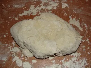 Pizza kolbász, paradicsom, gomba, sajt (gombák) Pizza kolbásszal, paradicsom, gomba, sajt