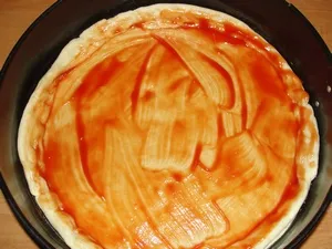 Pizza kolbász, paradicsom, gomba, sajt (gombák) Pizza kolbásszal, paradicsom, gomba, sajt