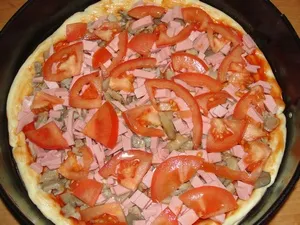 Pizza kolbász, paradicsom, gomba, sajt (sajt és gomba) Pizza kolbásszal, paradicsom, gomba, sajt