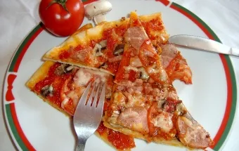 Pizza kolbásszal, gombával és paradicsommal