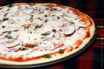 Pizza gombával, paradicsommal, kapribogyóval, parmezán