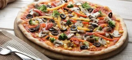 Pizza gombával és csirke, kolbász, sajt és sonka (kolbász) Pizza gombával és csirke kolbász, sajt és sonka