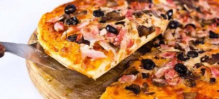 Pizza gombával és csirke kolbász, sajt és sonka Pizza gombával és csirke kolbász, sajt és sonka