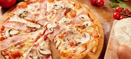 Pizza gombával és csirke kolbász, sajt és sonka Pizza gombával és csirke kolbász, sajt és sonka