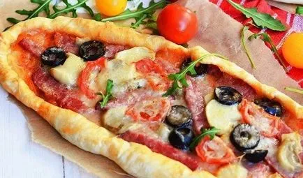 Pizza szalámi, gomba és a paradicsom