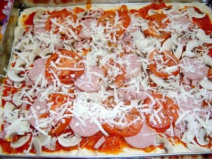 Pizza kolbásszal, gombával és paradicsommal