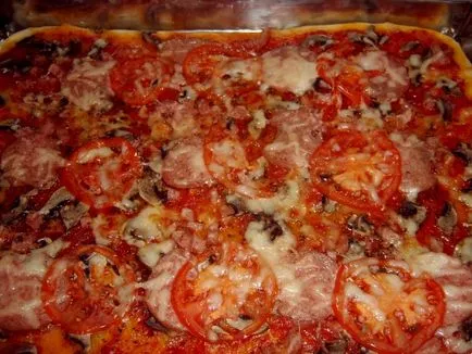 Pizza kolbásszal, gombával és paradicsommal