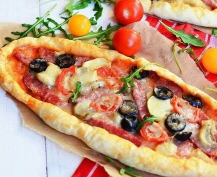Pizza szalámi, gomba és a paradicsom